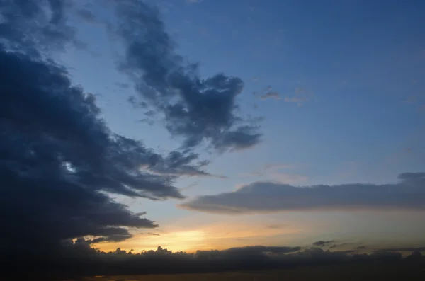 Evening sunset with cloudy skies background — Stock Photo, Image