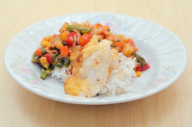 Fried chicken sebze domates sosu ve bitki (ünlü Tayland ile 