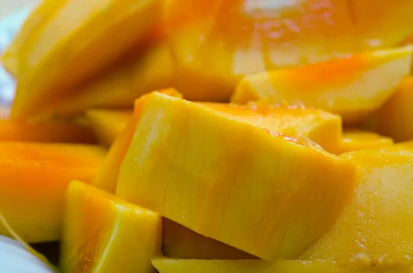 Reife gelbe Mango in Scheiben geschnitten auf den Tellern — Stockfoto