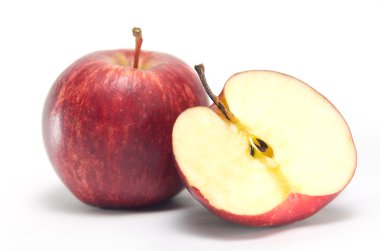 Elma meyve ve beyaz arka plan üzerinde izole bir buçuk