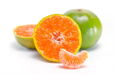 Yarısı turuncu meyve izole üzerinde beyaz arka plan görüntülemek