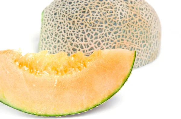 Cucumis melo o melón con medio y semillas aisladas sobre blanco (Ot. —  Fotos de Stock