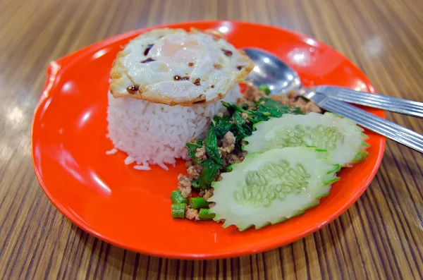 Рис с жареной свининой, базиликом и яичницей (солнечный сид) — стоковое фото