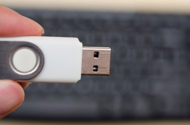 USB başparmak götürmek klavye arka planda tutan el ile