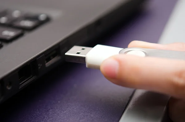 USB-Stick oder USB-Stick mit Virenstecker in Laptop comput — Stockfoto