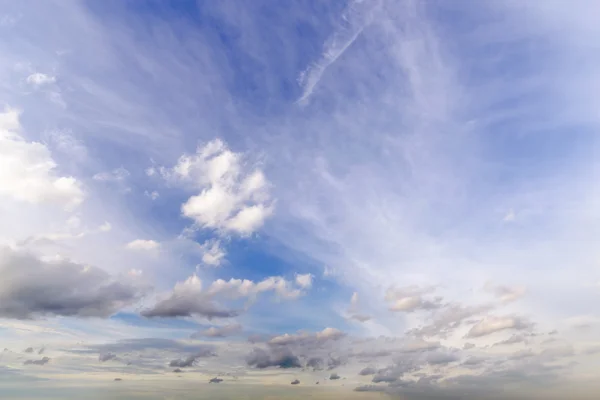 Sky pozadí s zataženo scény (letní obloze) grafiky nás — Stock fotografie