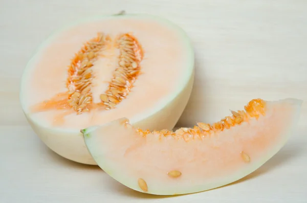 Melone di melone o Charentais con metà e semi su boa di legno — Foto Stock