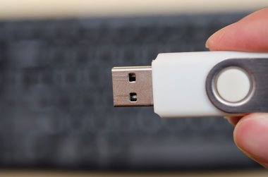 USB başparmak götürmek klavye arka planda tutan el ile