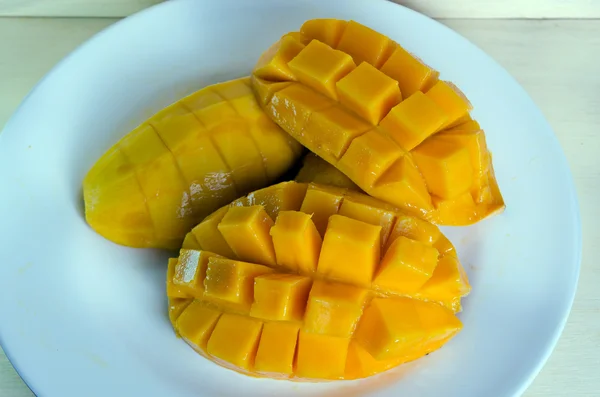 Skivad gul mogen mango på plattan — Stockfoto