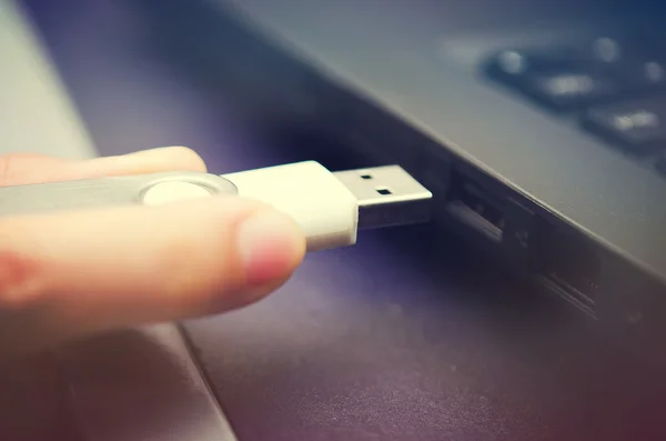 USB lub Usb kciuk przejażdżka z wirus plug w do laptopa komput — Zdjęcie stockowe