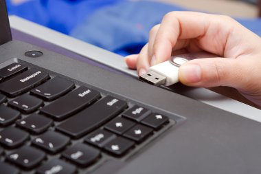 USB sopa ya da Usb başparmak götürmek virüs fiş ile dizüstü yüklü
