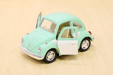 Ahşap arka plan üzerinde izole küçük mini araba modeli