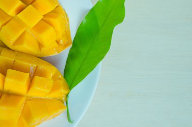 Olgun sarı mango yaprak ile dilimlenmiş