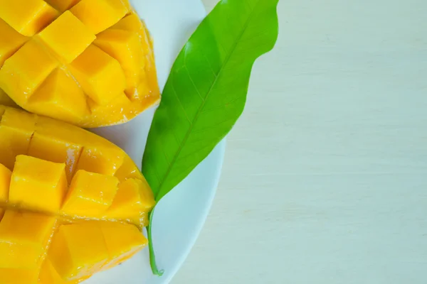 In Scheiben geschnittene reife gelbe Mango mit Blatt — Stockfoto