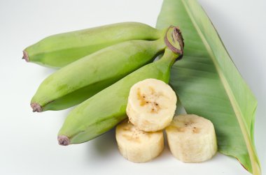 Adet yaprak ile olarak dilimlenmiş muz meyve