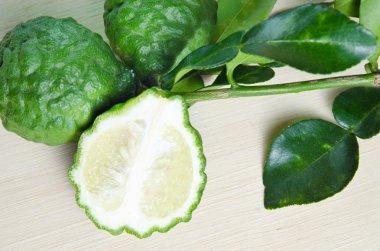 Bergamot meyve yaprak ahşap tahta üzerinde