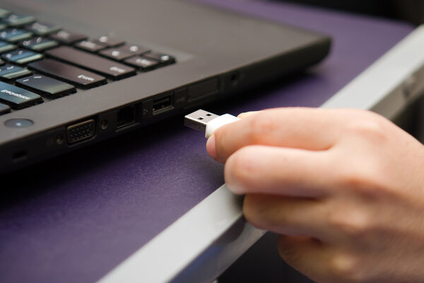 USB-накопитель или USB-накопитель с вирусным подключением к компьютеру ноутбука
