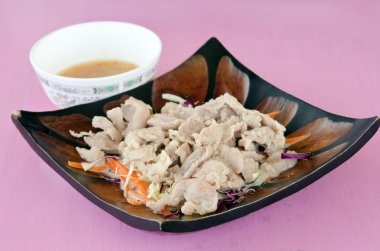 Domuz eti ve sebze kireç sos ile