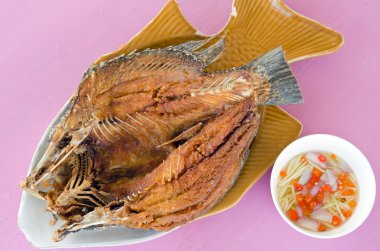 Kızarmış çizgili levrek balık Balık ve istiridye sosu ile