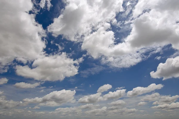 Molnig himmel med tomt utrymme för reklam — Stockfoto