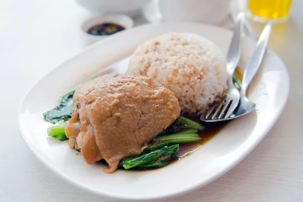 Запечённая курица с рисом и овощами — стоковое фото