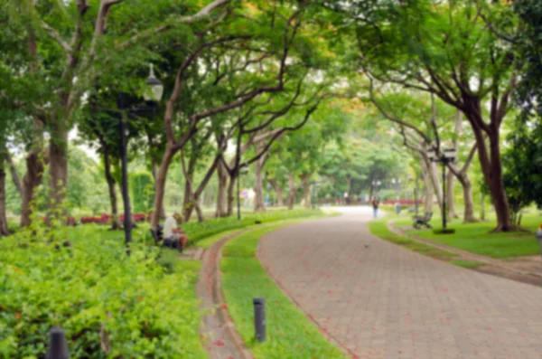 Mensen ontspannen in park en tuin met wazig zicht — Stockfoto