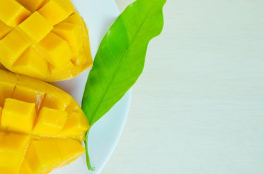 Mango güzel yaprak ile üzerinde ahşap arka plan (olarak da bilinen s kesti.