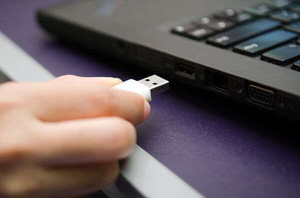 USB-накопитель или USB-накопитель с вирусным подключением к компьютеру ноутбука
