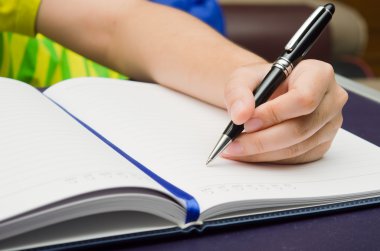 Aktivite ile bir kalem ve bir kitap yazmak