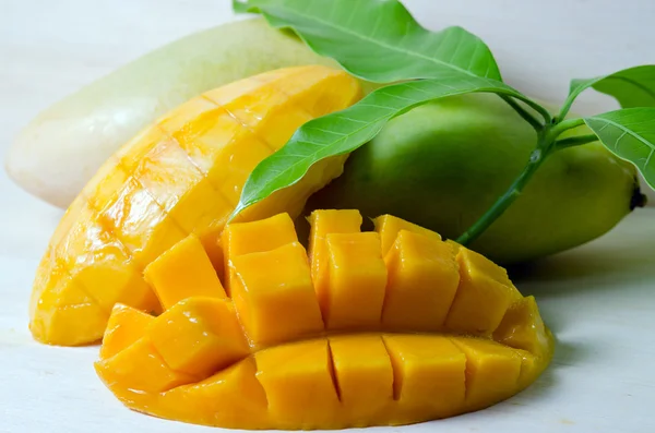 In Scheiben geschnittene reife gelbe Mango mit Blatt — Stockfoto