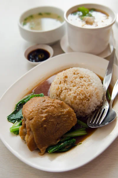 Запечённая курица с рисом и овощами — стоковое фото