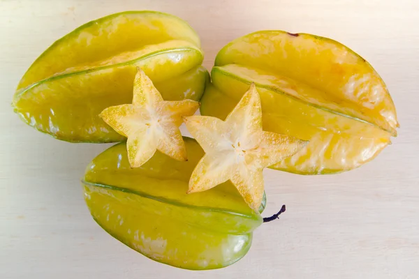 Fruta de maçã estrela com metade da seção transversal isolada em javali de madeira — Fotografia de Stock