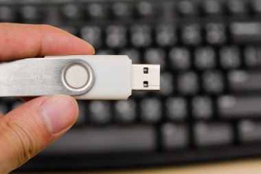 USB başparmak götürmek klavye arka planda tutan el ile