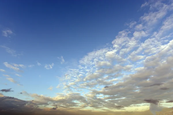 空曇りシーン (夏の日の空) での背景グラフィック私たち — ストック写真