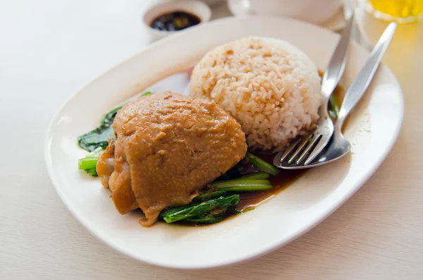 水稻和蔬菜焗的鸡 — 图库照片