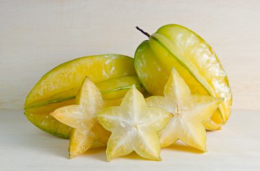 Star elma meyve ile yarım kesit üzerinde ahşap yaban domuzu izole