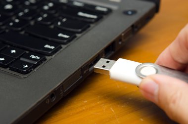 USB sopa ya da Usb başparmak götürmek virüs fiş ile dizüstü yüklü