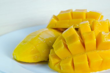 Mango, güzel ahşap arka plan (olarak da bilinen at mango cut