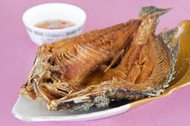 Kızarmış çizgili levrek balık Balık ve istiridye sosu ile