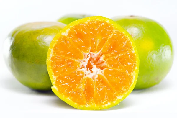Owoc pomarańczowy połowa Zobacz na białym tle na biały — Zdjęcie stockowe