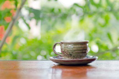 Sıcak kahve fincanı garden yakınındaki ahşap tablo