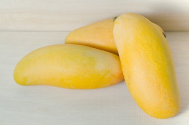Ahşap arka plan üzerinde izole mango meyve