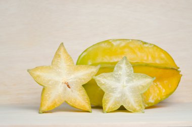 Star elma meyve ile yarım kesit üzerinde ahşap yaban domuzu izole