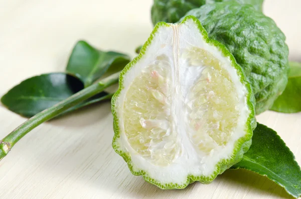 Bergamot fruit met leaf op houten plank — Stockfoto