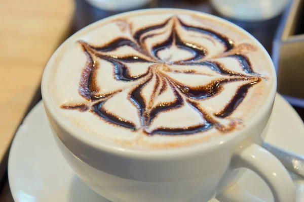 Arte sulla crema superiore di cioccolata calda o tazza di caffè latte — Foto Stock