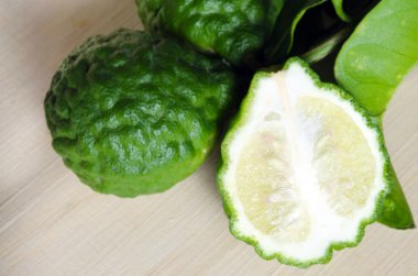 Bergamot meyve yaprak ahşap tahta üzerinde