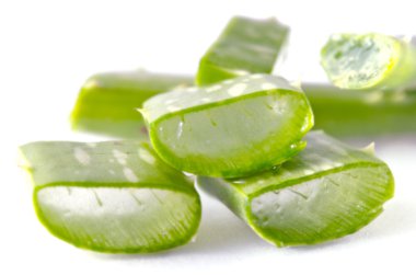 Aloe vera beyaz arka plan üzerinde izole parçalar halinde kesilmiş