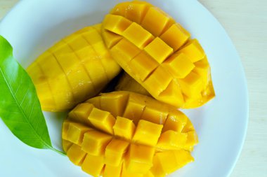 Ahşap arka plan üzerinde izole mango meyve