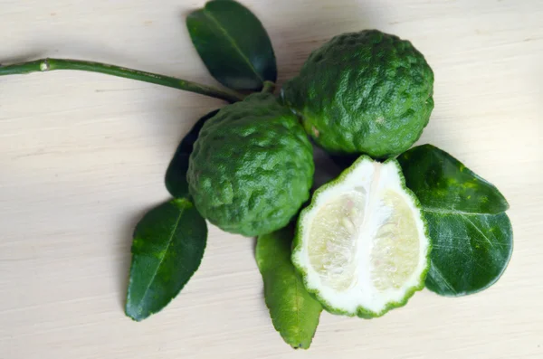 Bergamot fruit with leaf on wooden board — Stock Photo, Image