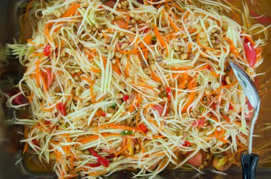 Papaya salatası veya somtum yerel famouse gıda (papaya pok pok) Th